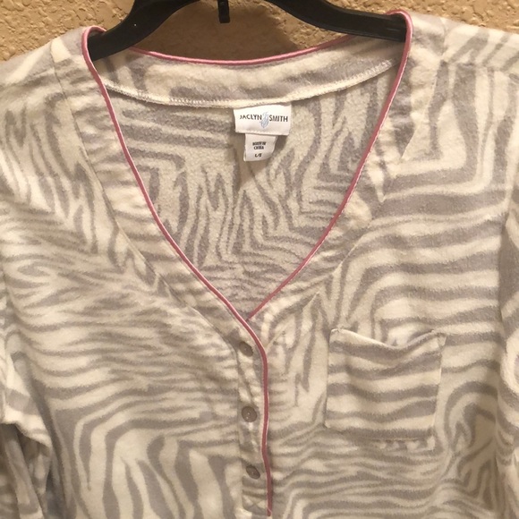 NWOT Jaclyn Smith Sleep Shirt. Gray/Off White. Pink piping detail.  Large. Soft - Picture 9 of 14